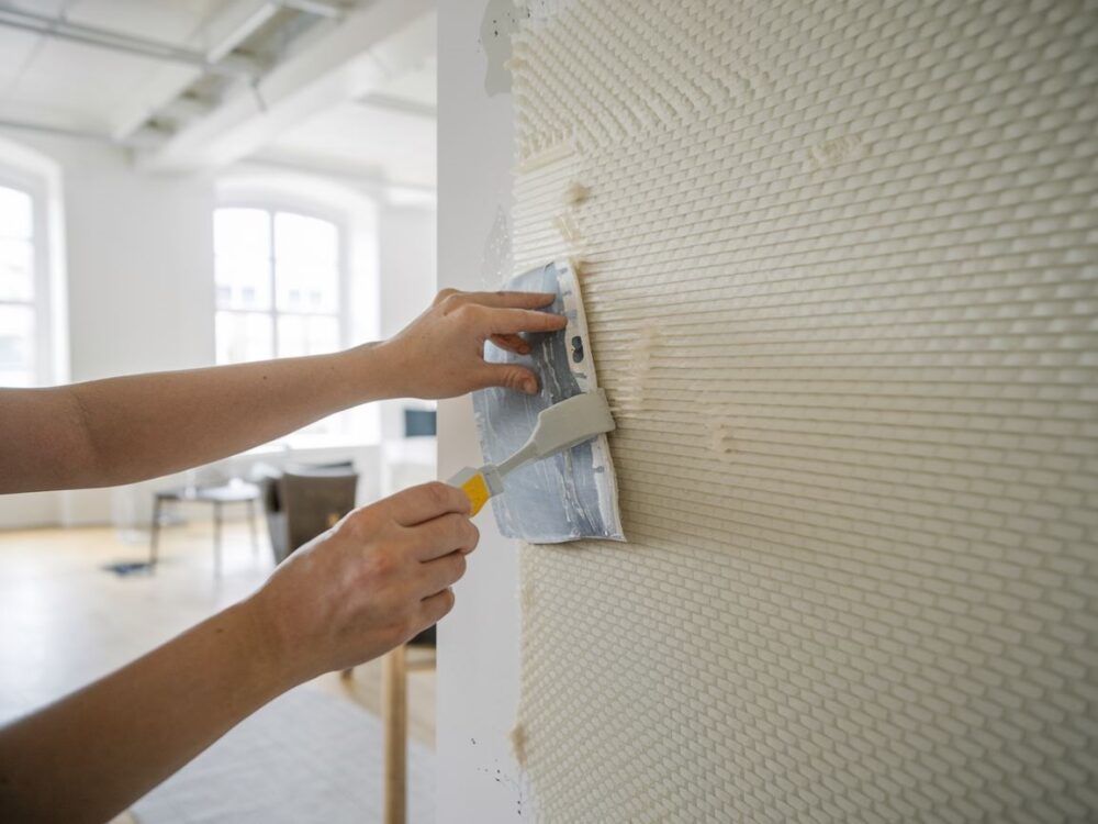 aplikacja kleju na ścianę