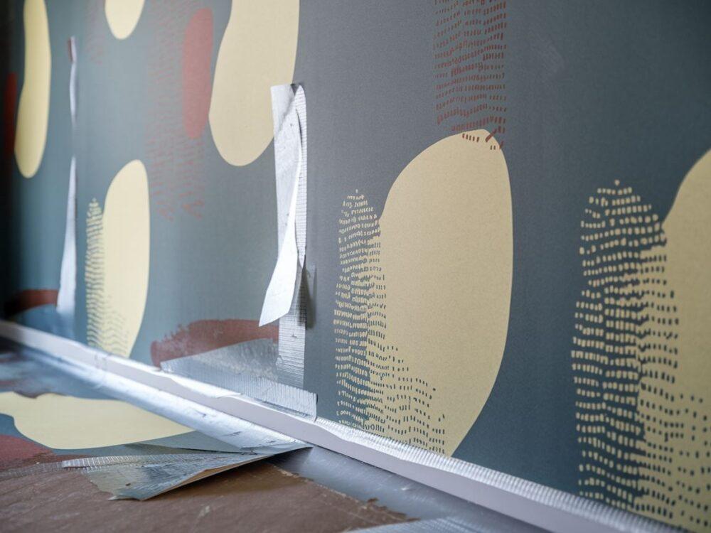 aplikacja kleju na ścianę