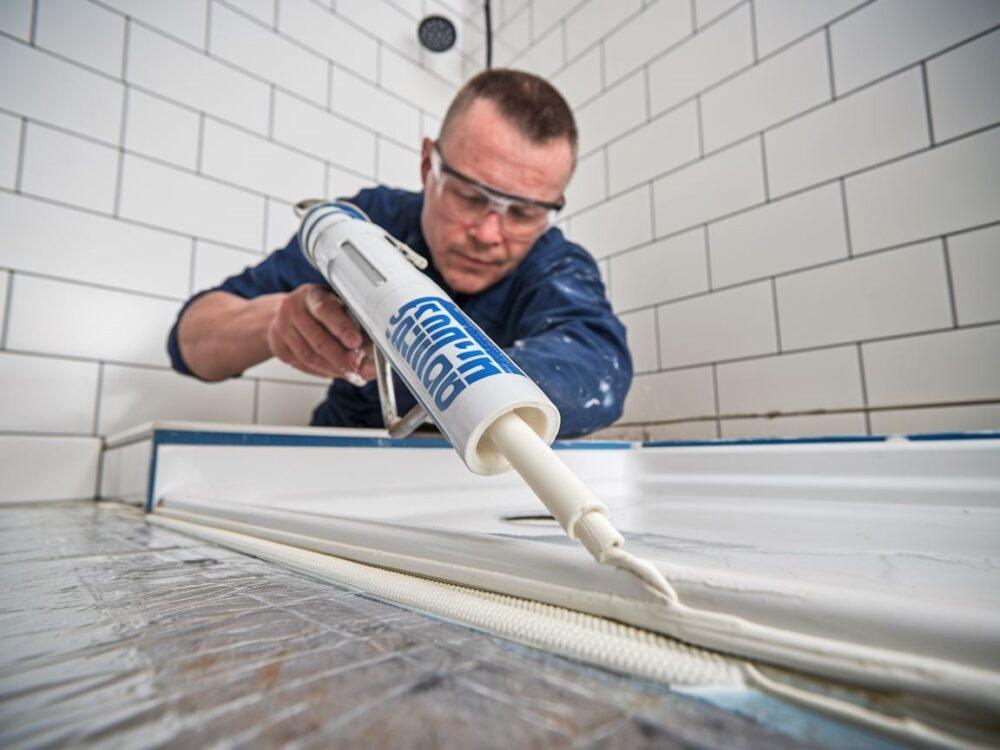 aplikacja silikonu w łazience