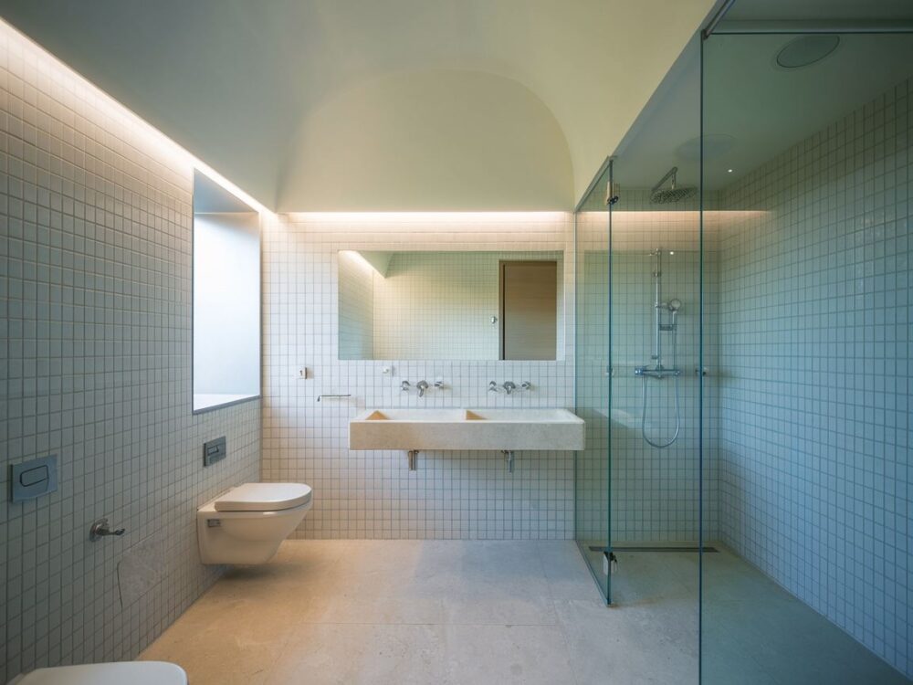 biały sufit łazienki