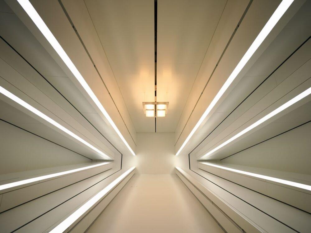 biały sufit w łazience