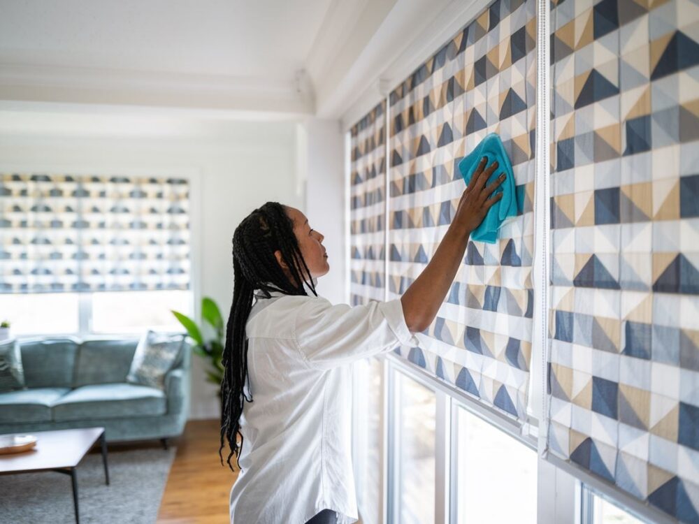 czyste rolety w oknie