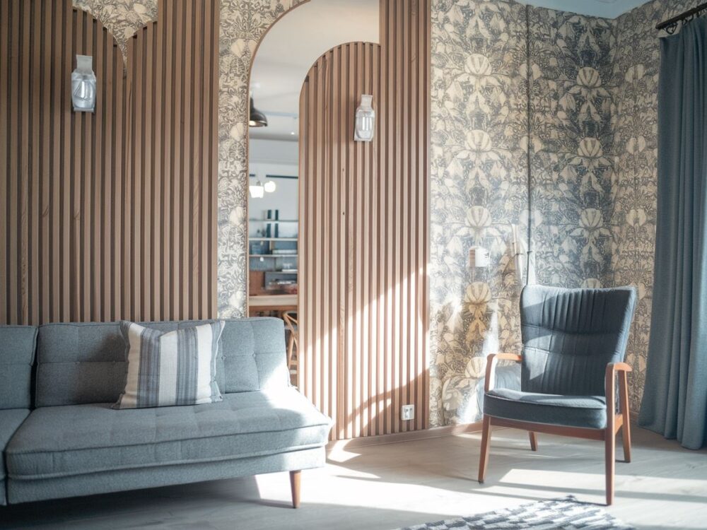 dopasowanie tapety do ściany z lamelami