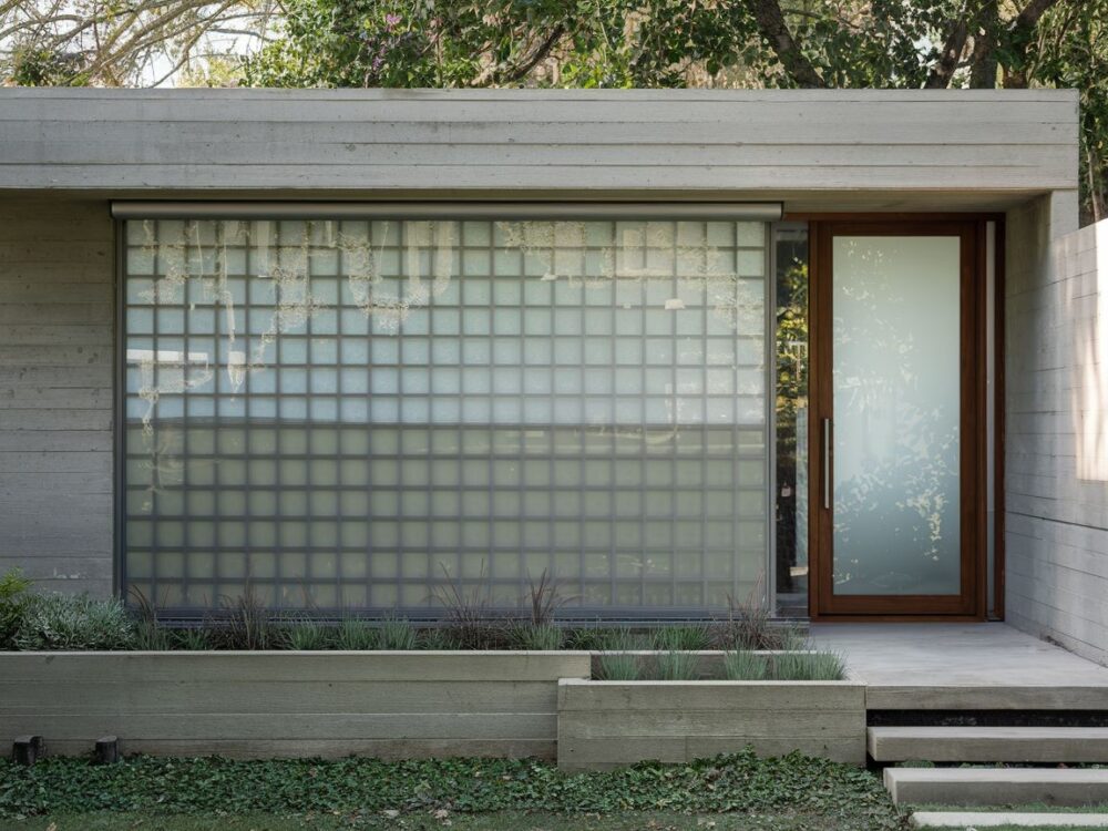 estetyczna elewacja z roletami