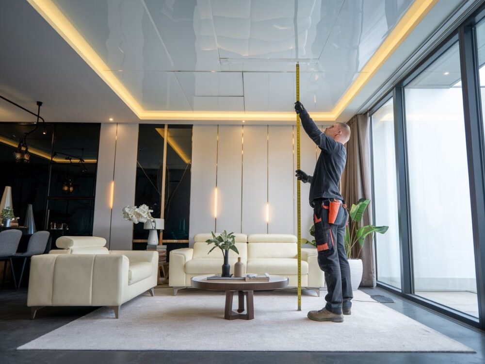 fachowiec przy suficie napinanym