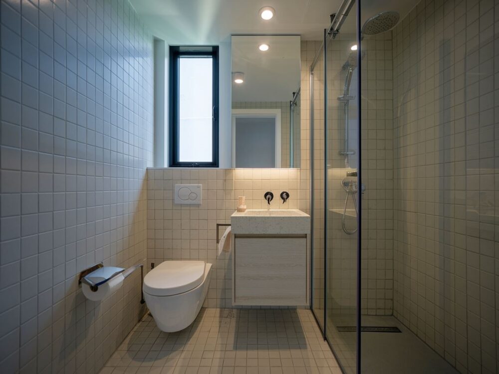 mała łazienka z płytkami