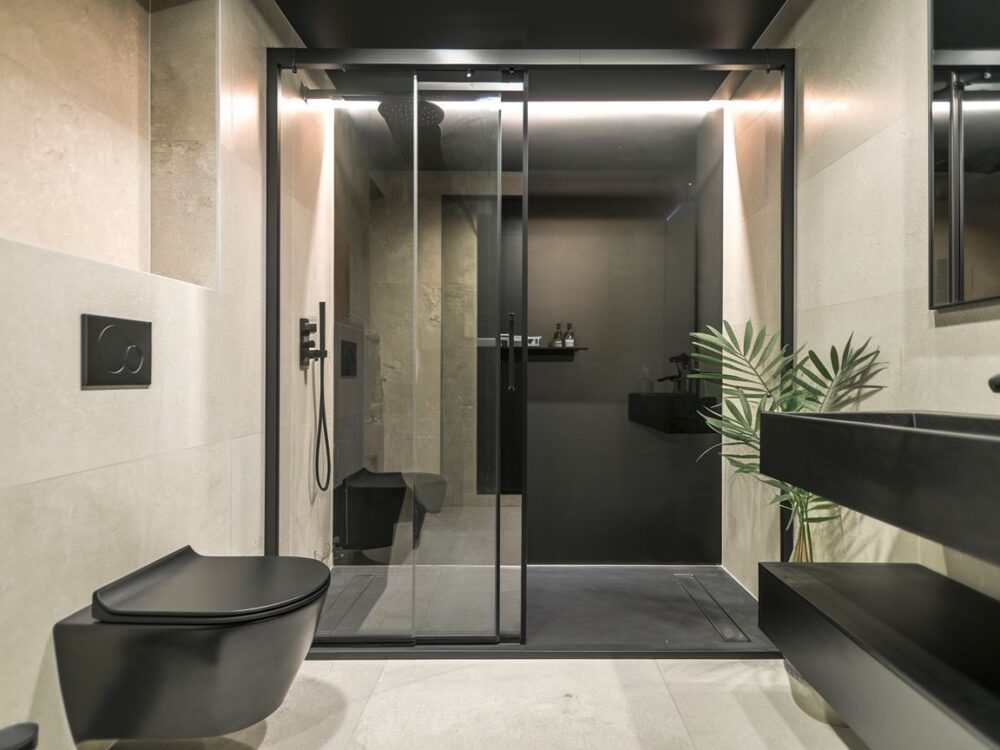 minimalistyczny prysznic w czerni