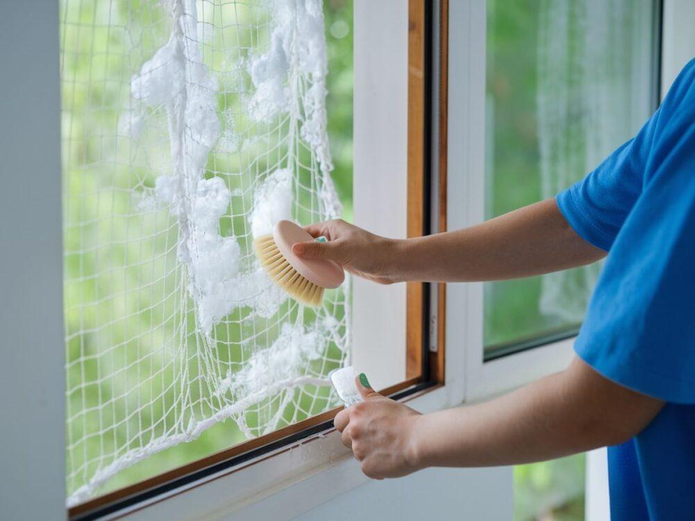 mycie siatki okiennej