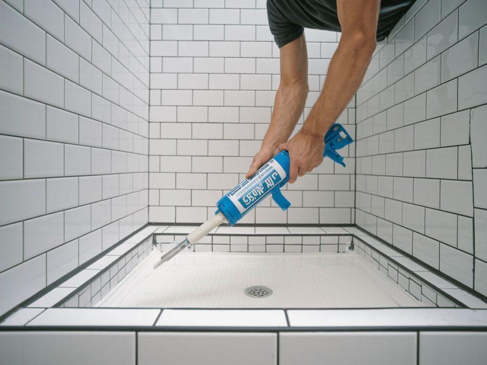 nakładanie silikonu na brodzik