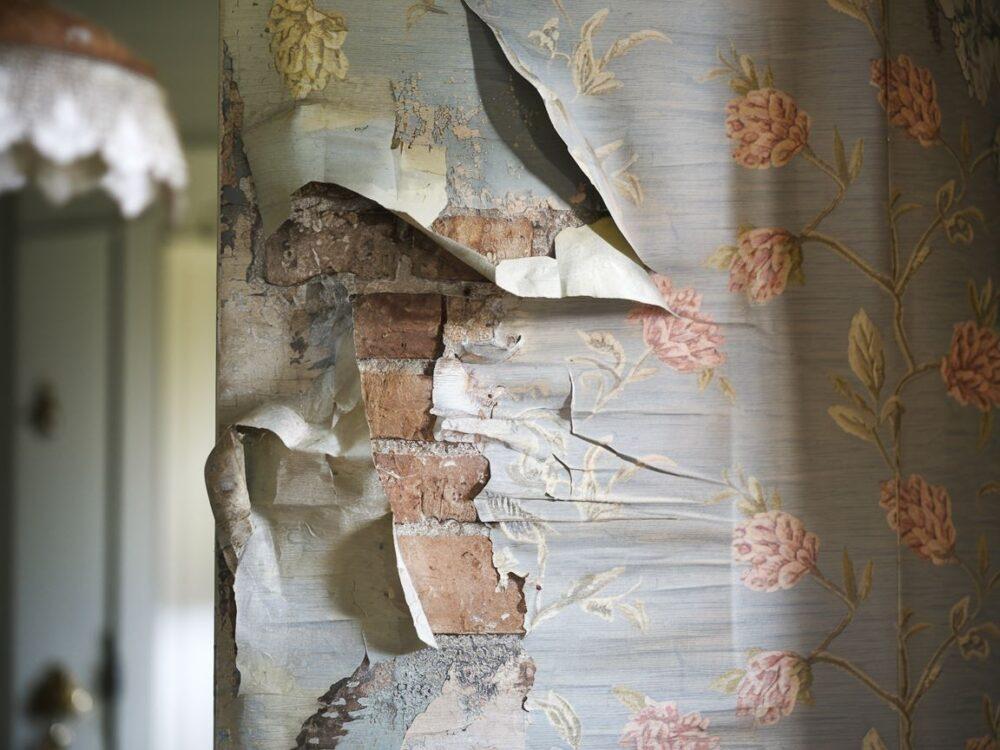 nierówna powierzchnia ściany