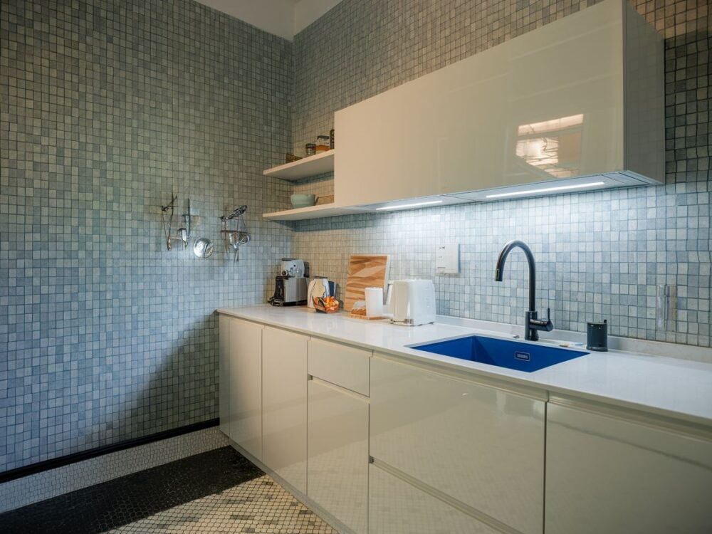 nowoczesna kuchnia z tapetą