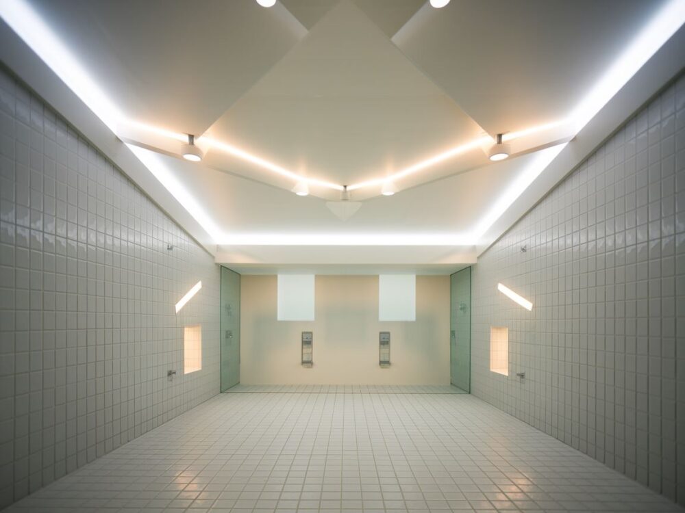 nowoczesna łazienka sufit