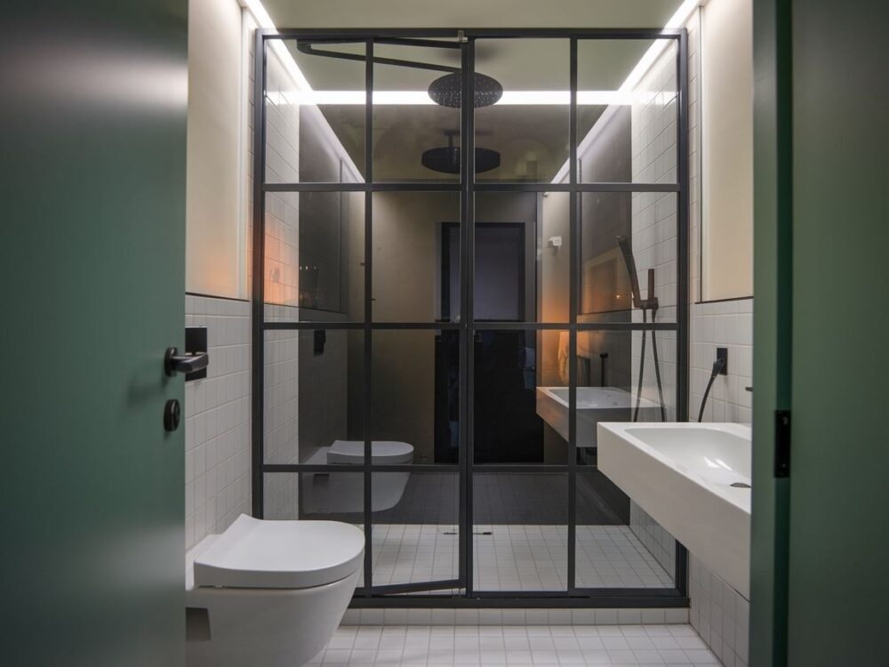 nowoczesna łazienka z czarną kabiną