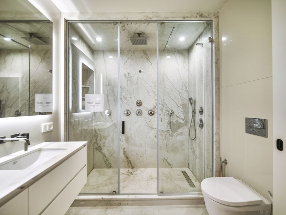 nowoczesna łazienka z prysznicem