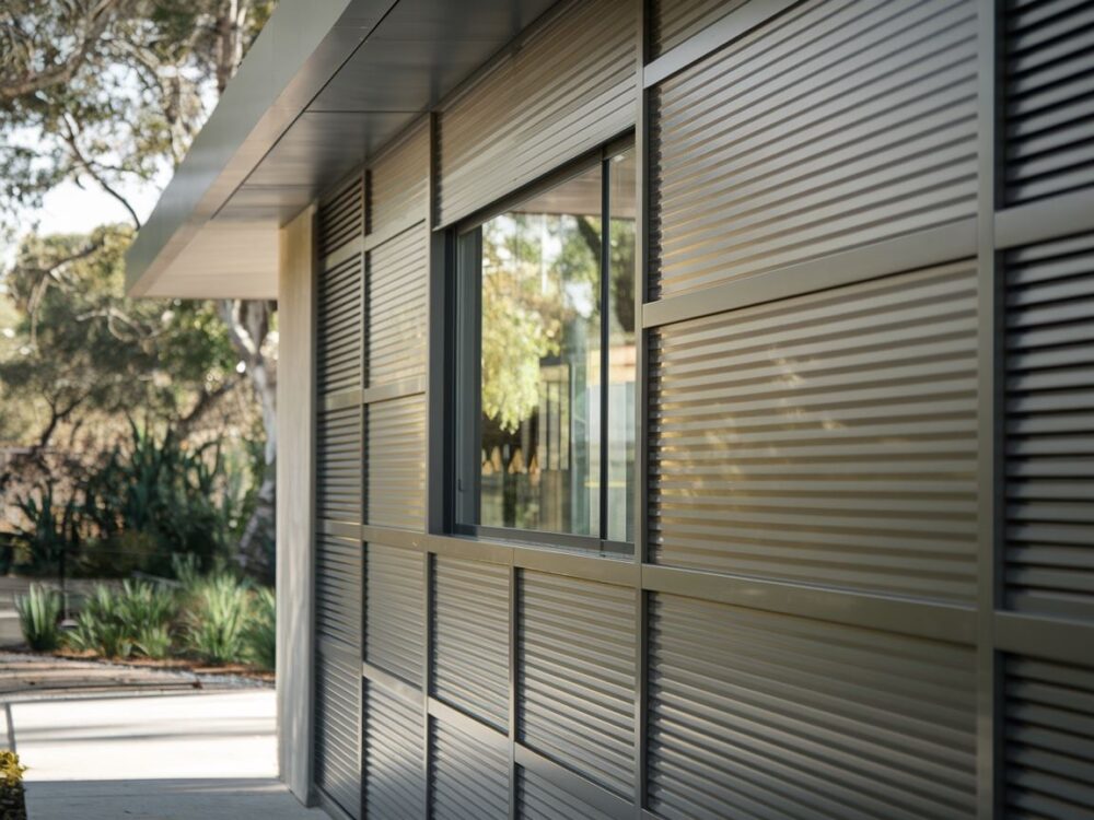 nowoczesne okno z roletą