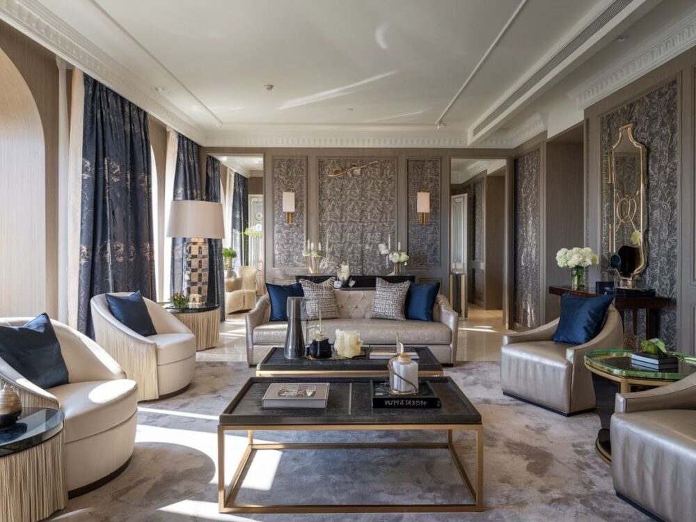 nowoczesny salon z tapetą