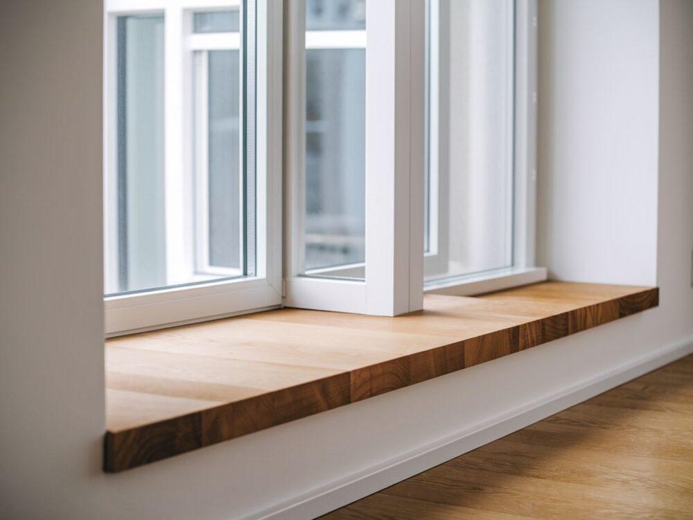 okno z zamontowanym parapetem