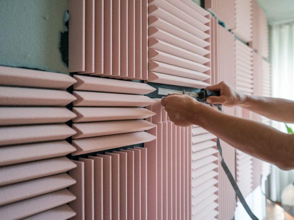 pianka akustyczna na drzwiach