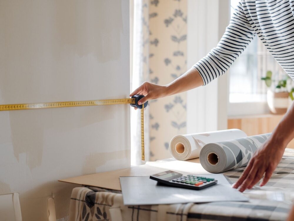 pomiar ściany do tapetowania