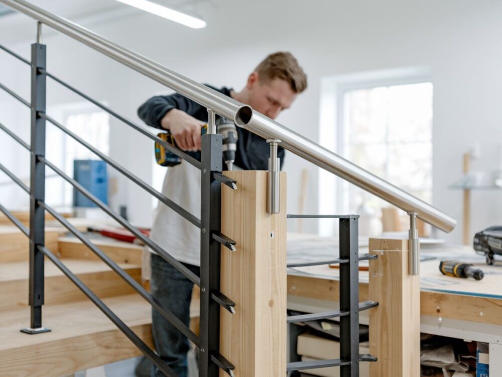 pracownik przy balustradzie