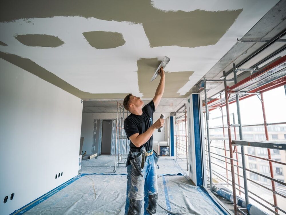 pracownik przy suficie