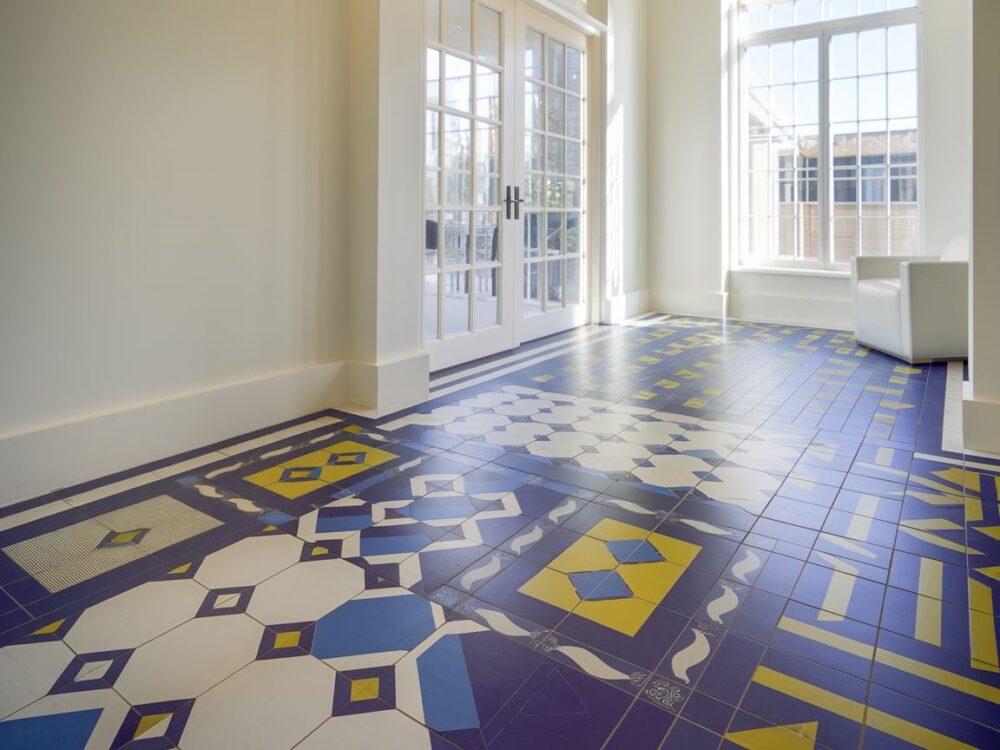 próbki płytek na podłodze