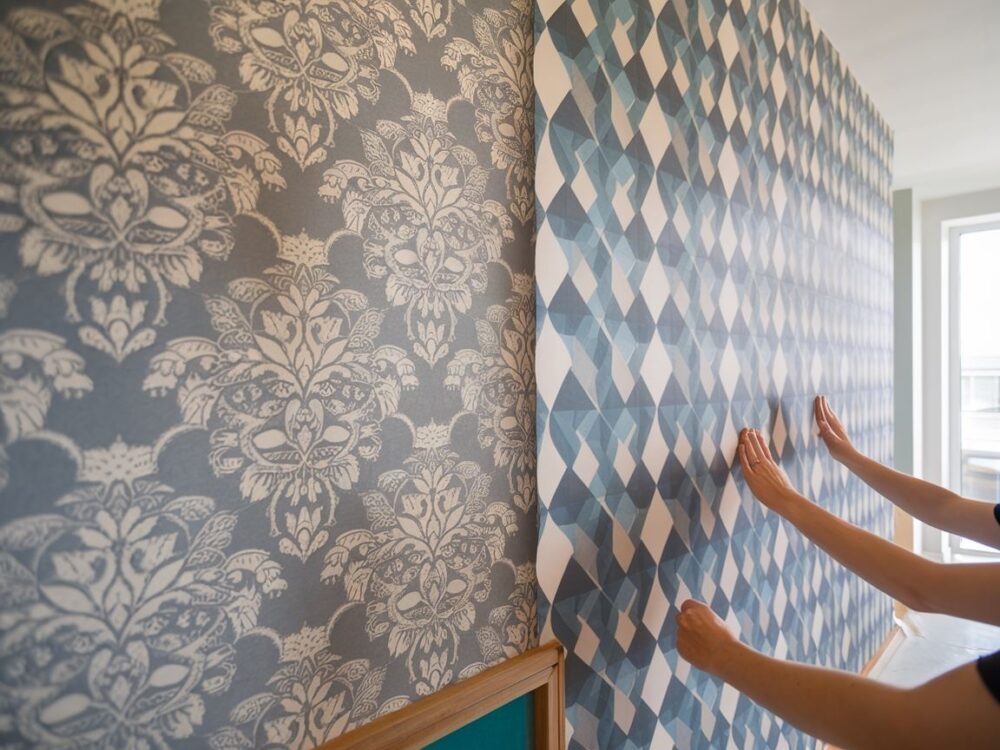 renowacja ściany tapetą