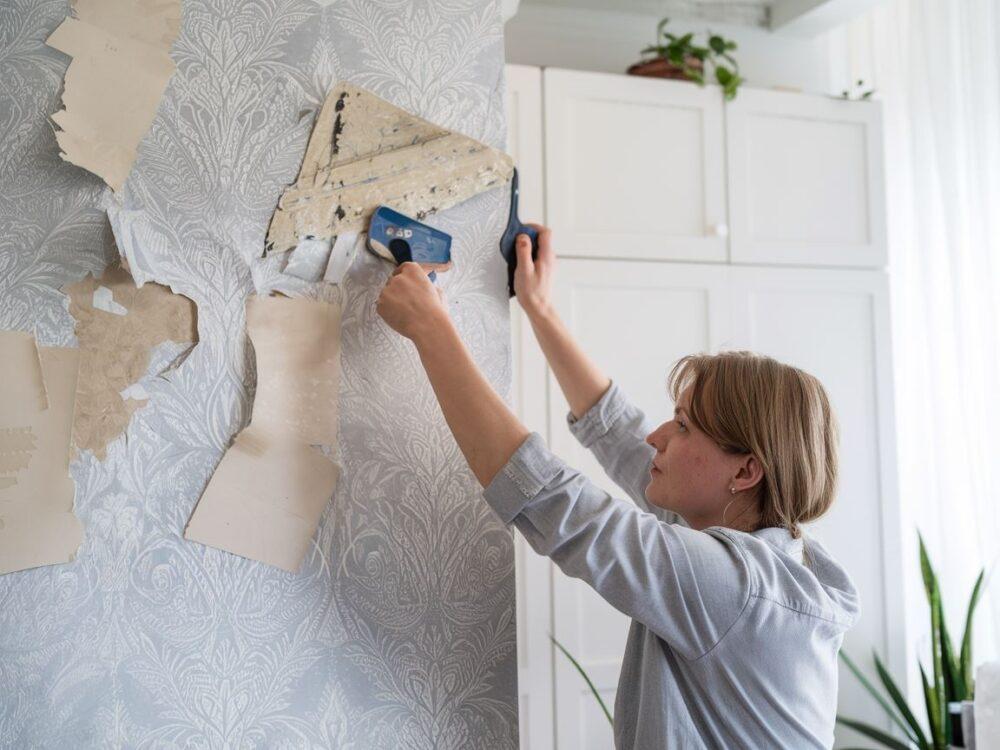 ściana z resztkami tapety