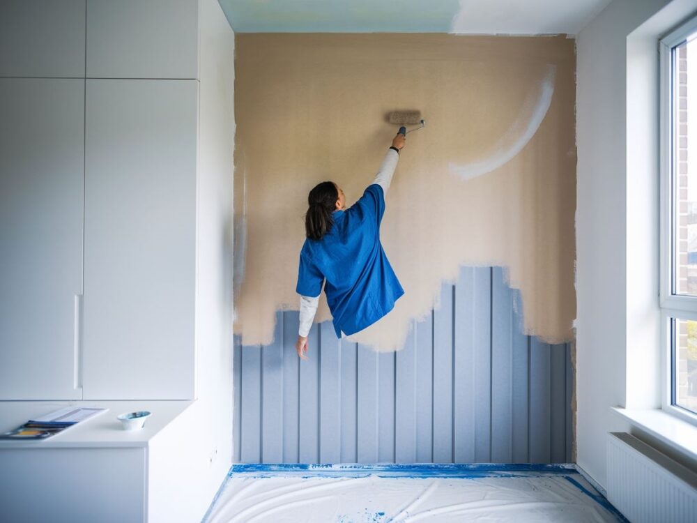 ściana z tapetą i farbą