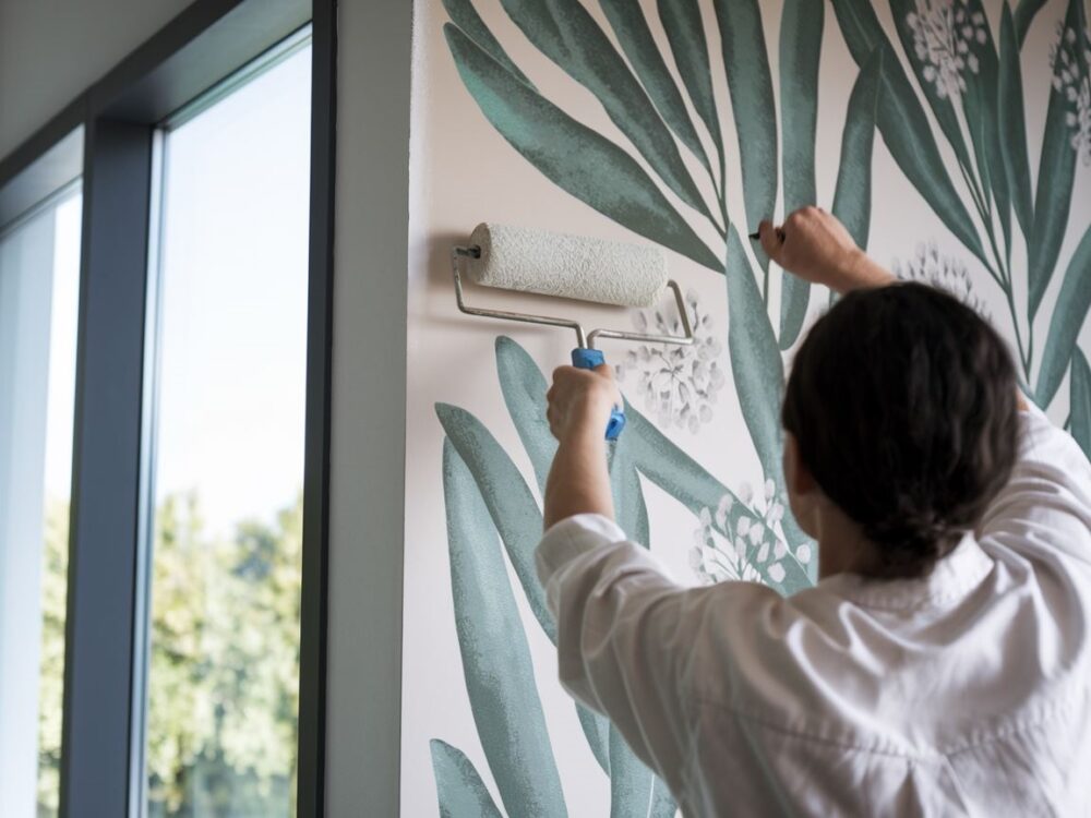 wałek malarski na tapecie