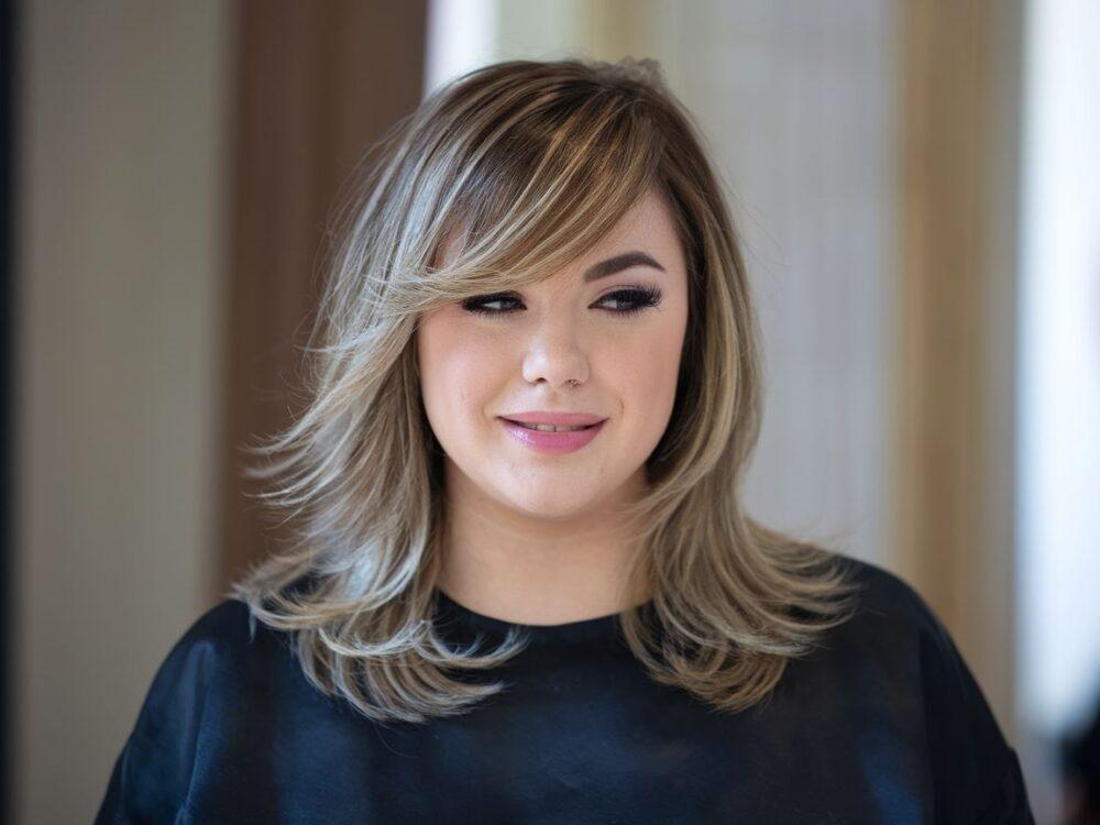 warstwowe cięcie dla okrągłej twarzy