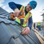 wkrętarka i blacha trapezowa