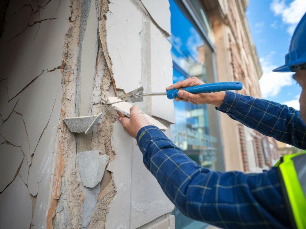 wypełnianie pęknięć w ścianie