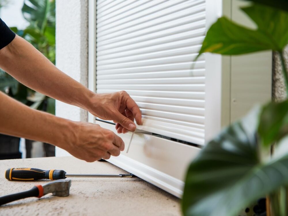 zdejmowanie pokrywy rolety zewnętrznej