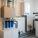Instalacja grzewcza z zasobnikiem i filtrami w pomieszczeniu technicznym